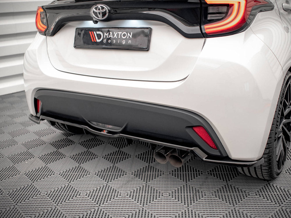 Central Rear Splitter V.2 (Vertical Bars) Toyota Yaris Mk4